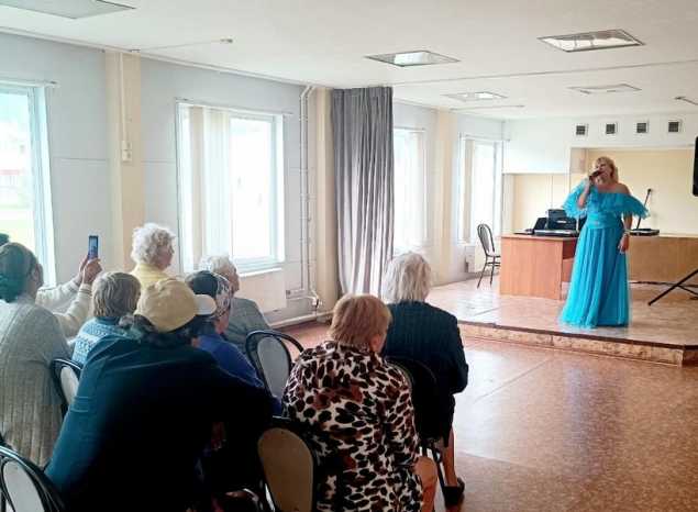 Елена Сафронова выступила в Леонидовке